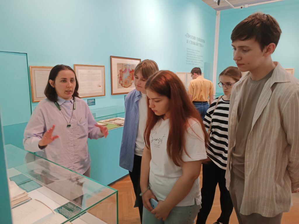 Ученики 10 социально-гуманитарного класса АПО в школе 1212 в Ясенево и Школы ЦПМ посетили документальную выставку