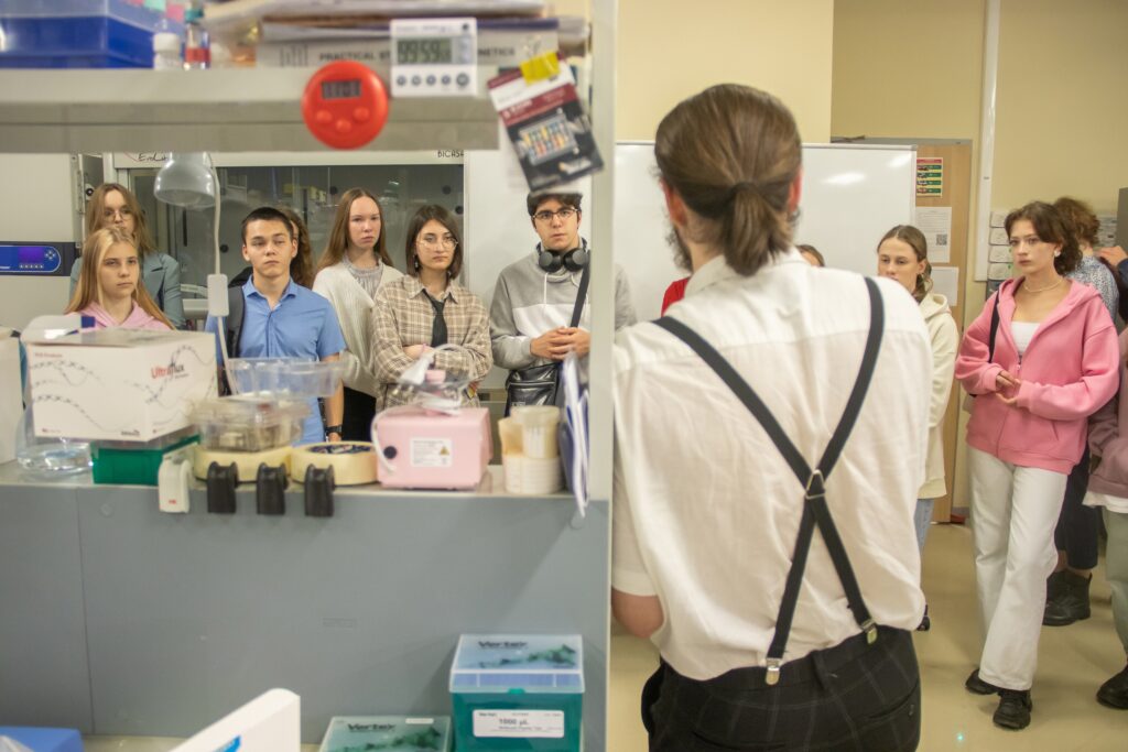 Преподаватели АПО провели экскурсию в лабораторию анализа метагеномов Сколковского института науки и технологий