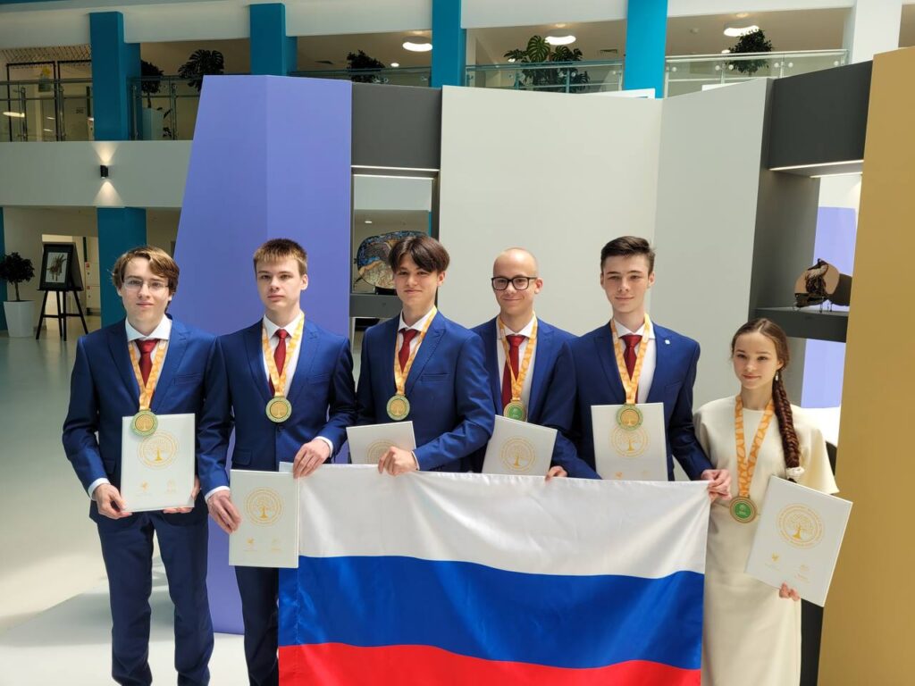 Три золотых и одну серебряную медаль завоевали ученики биокласса АПО на Открытой международной биологической олимпиаде